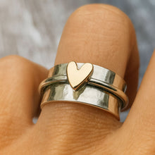 Carica l'immagine nel visualizzatore di Gallery, Anello vintage – l'oro del cuore incontra lo splendore dell'argento