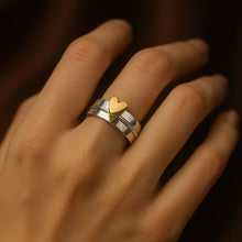Carica l'immagine nel visualizzatore di Gallery, Anello vintage – l'oro del cuore incontra lo splendore dell'argento
