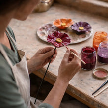 Carica l'immagine nel visualizzatore di Gallery, Fiori per bombi fatti a mano – abbeveratoi in ceramica resistenti alle intemperie, set da 4