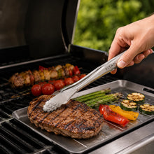 Carica l'immagine nel visualizzatore di Gallery, TitanPure Pro — Set per vassoio da griglia Camping & BBQ | Senza PFAS | Con pinza