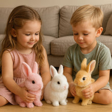 Lade das Bild in den Galerie-Viewer, HoppelHase – Lebensechter Kuschel-Hase, der Kinderaugen strahlen lässt
